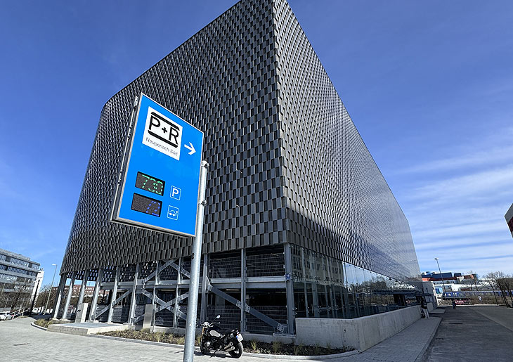 "Münchens schönstes Parkhaus" - die neue P+R Anlage Neuperlach Süd eröffnete am 11.03.2024 (©Foto: Martin Schmitz)